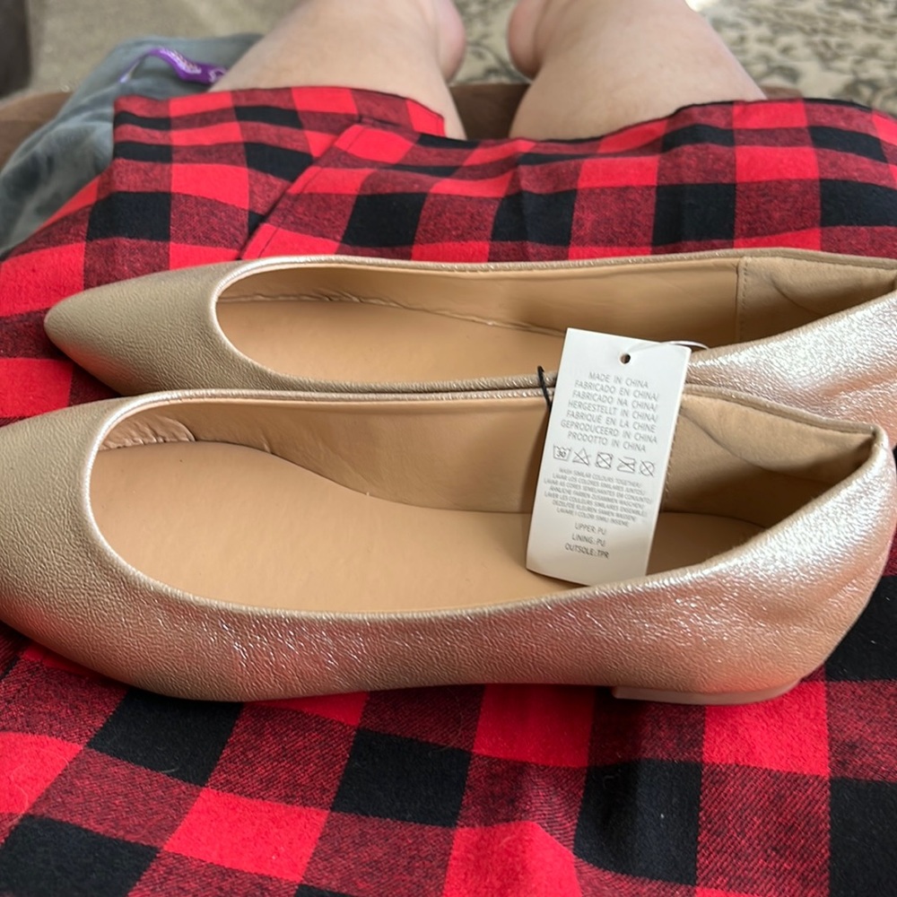 Woman’s gold flats    New with tags.  Size 7.5.  Not fir wide foot. Comfortable
